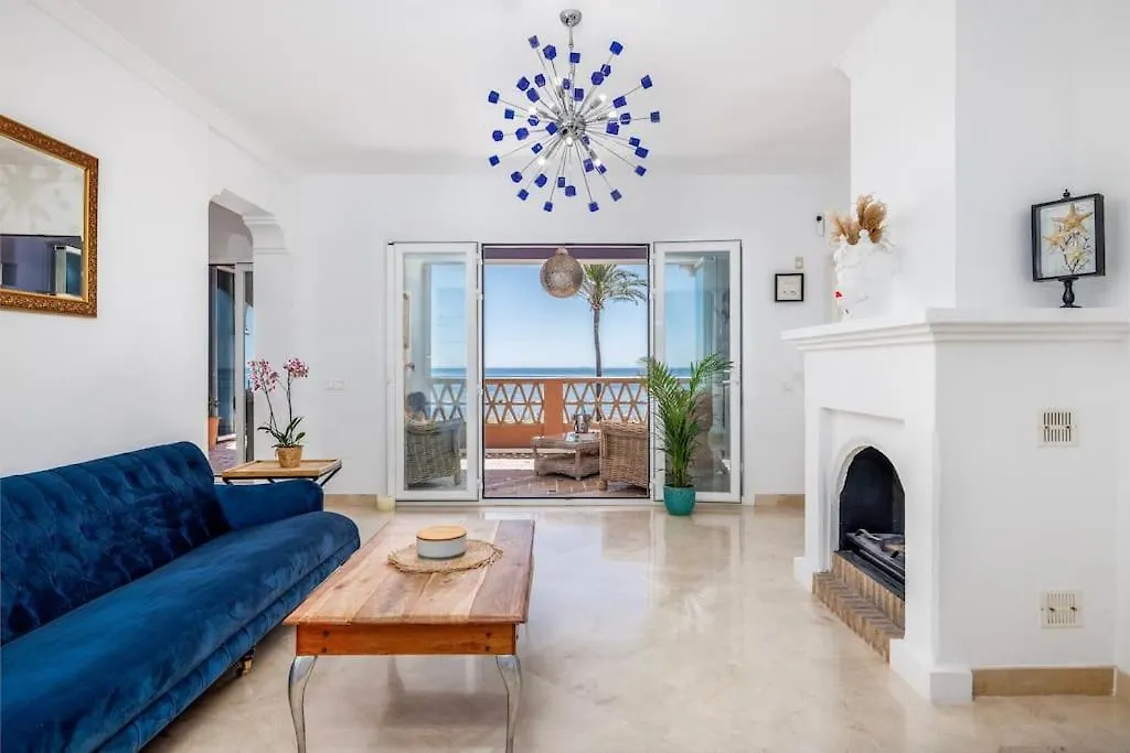 Spacious Seaside Retreat - La Perla Del Mar ile iletişim
